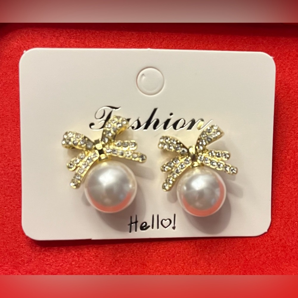 NWT - Pearl and Bow Holiday Earrings
